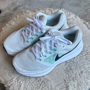 Nike Run Swift 3 Women's White Teal Running Athletic Shoes Sz 6.5 EUC